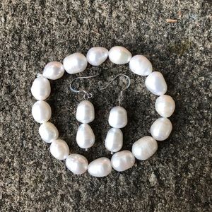 Freshwater pearl earrings and bracelet set